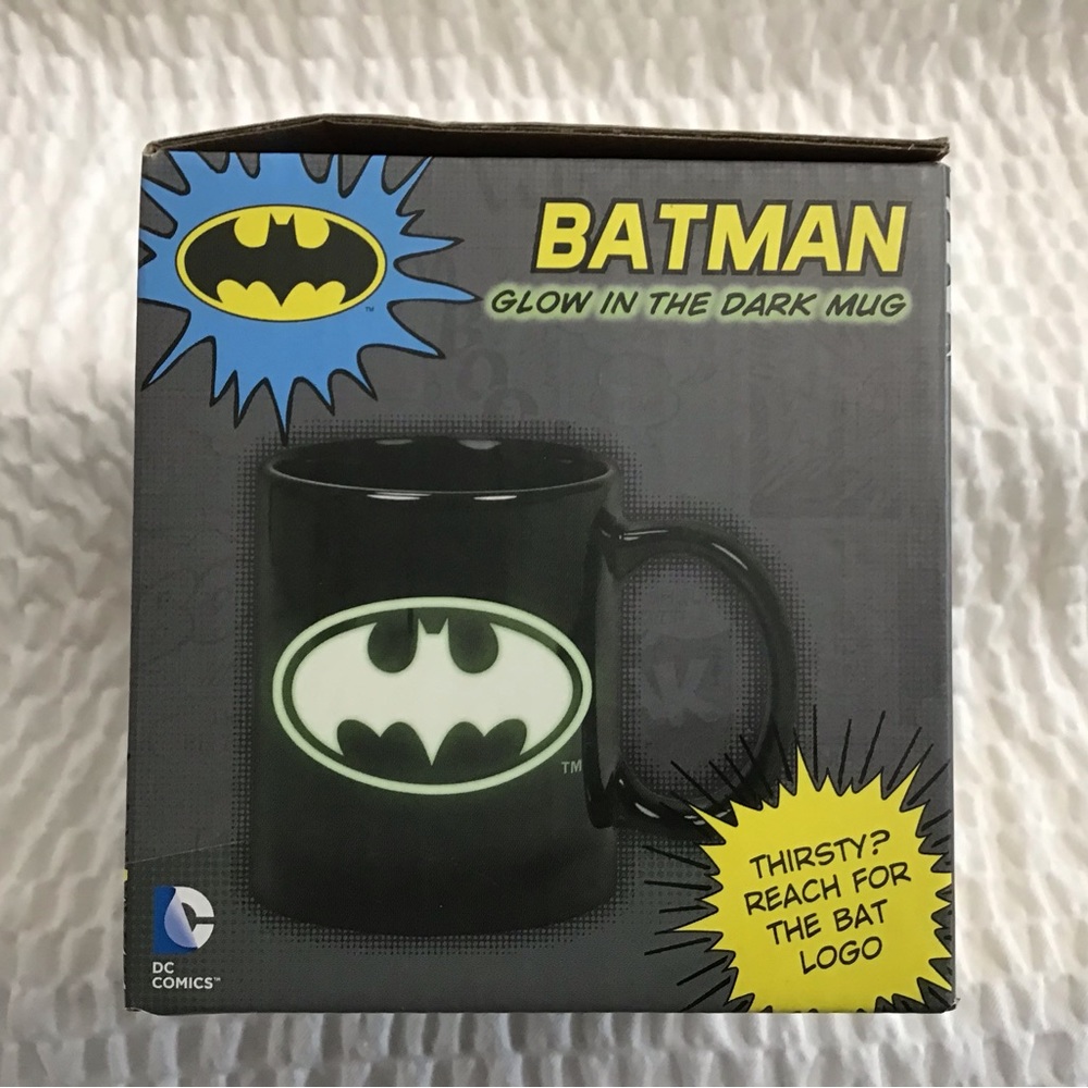 DC Comics Batman Glow In The Dark Logo Mug - Picture 4 of 11